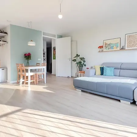 Beautiful & Bright In Apartment *
